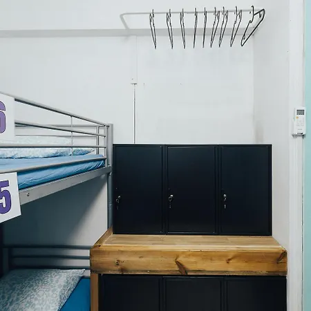 Hostel One One World Square