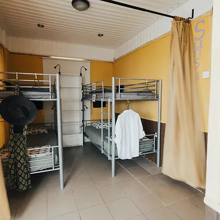 Hostel One One World Square