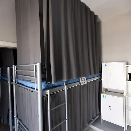Hostel One One World Square *