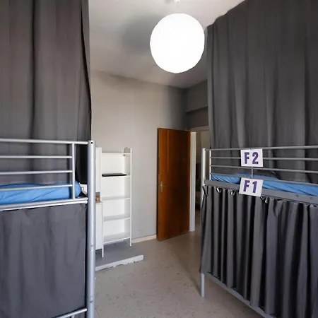 Hostel One One World Square *