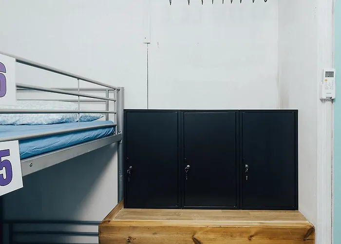 Hostel One One World Square