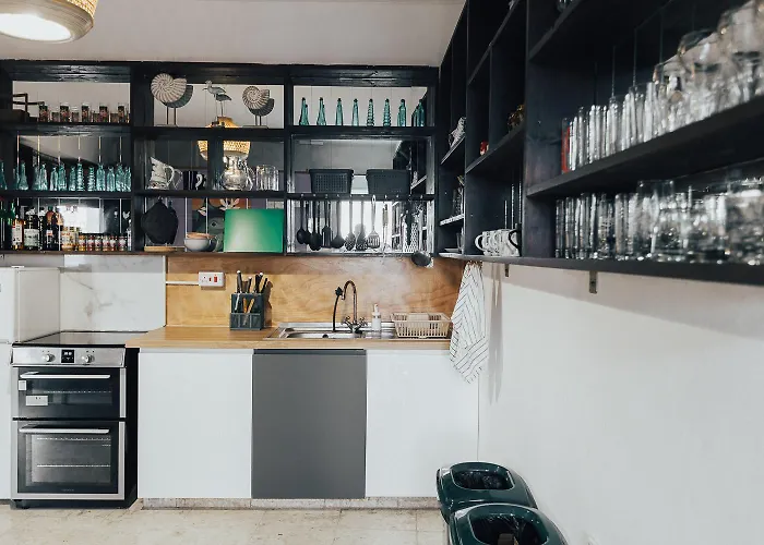 Hostel One One World Square