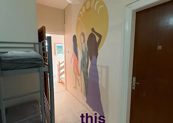 Hostel One One World Square Aya Napa